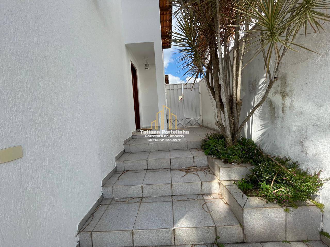 Casa de Condomínio à venda com 3 quartos, 230m² - Foto 2